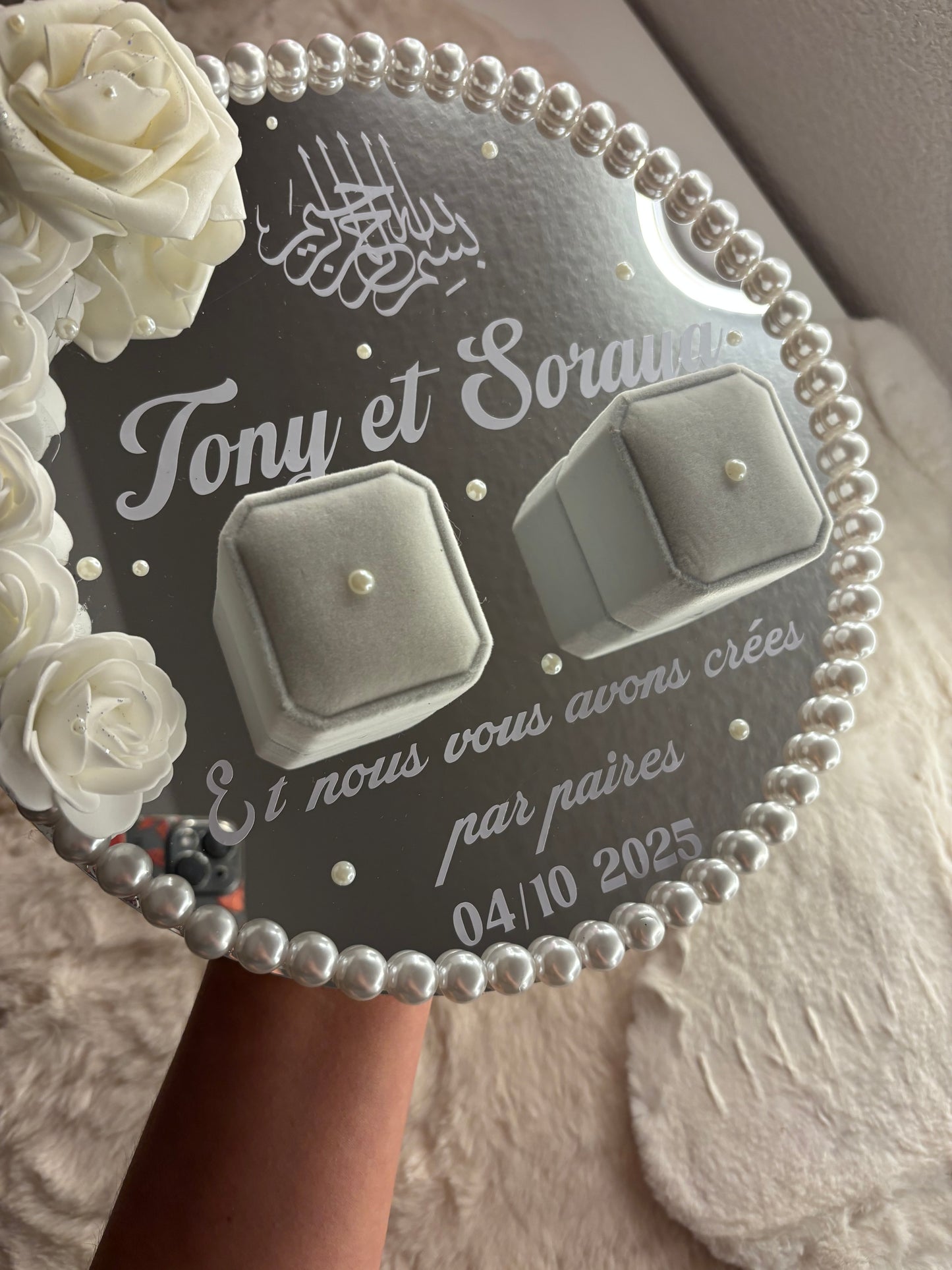 Porte alliance miroir personnalisé | Boîte avec fleurs, perles et inscription – Mariage élégant