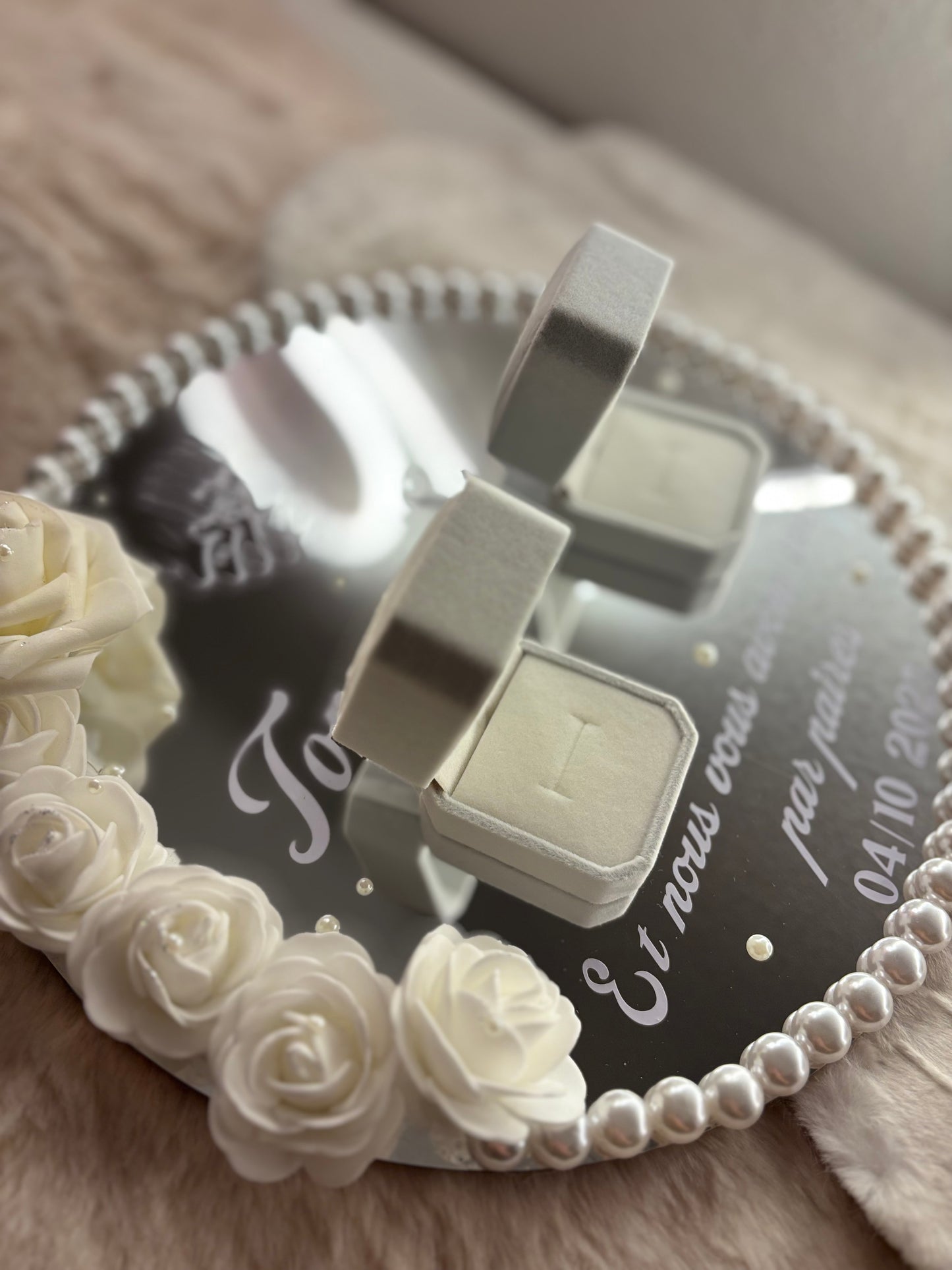 Porte alliance miroir personnalisé | Boîte avec fleurs, perles et inscription – Mariage élégant