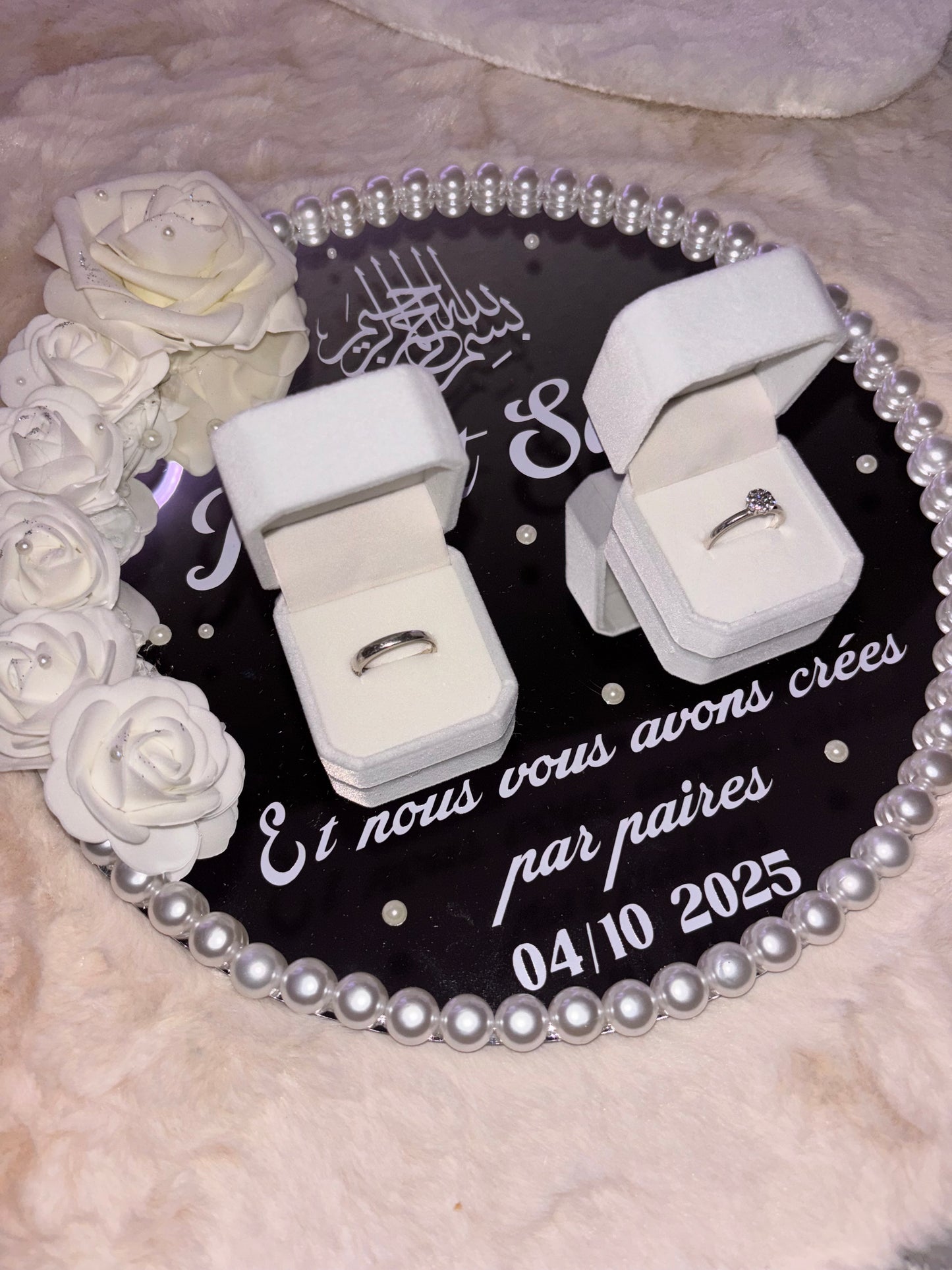 Porte alliance miroir personnalisé | Boîte avec fleurs, perles et inscription – Mariage élégant