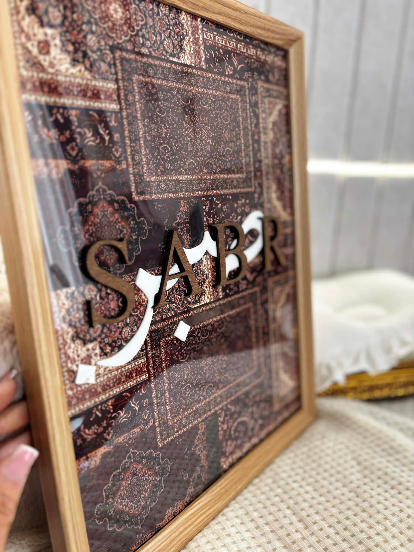 Tableau Sabr en bois et plexi rouge