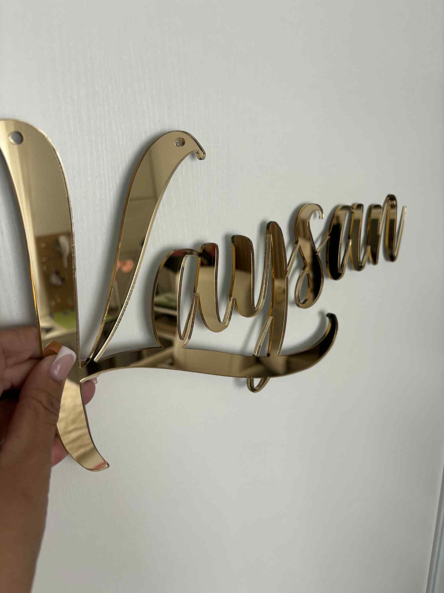 Prénom en plexiglas doré – Décoration personnalisée élégante
