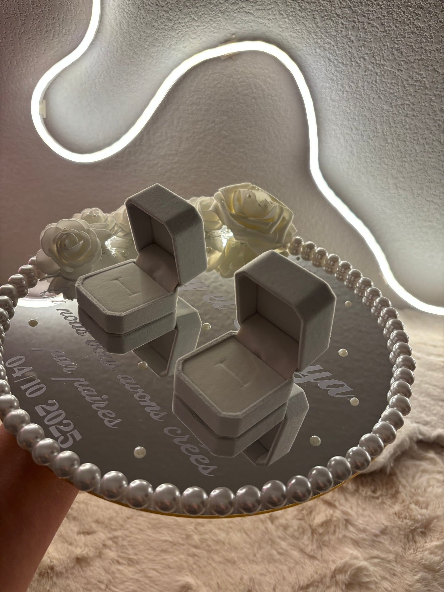 Porte alliance miroir personnalisé | Boîte avec fleurs, perles et inscription – Mariage élégant