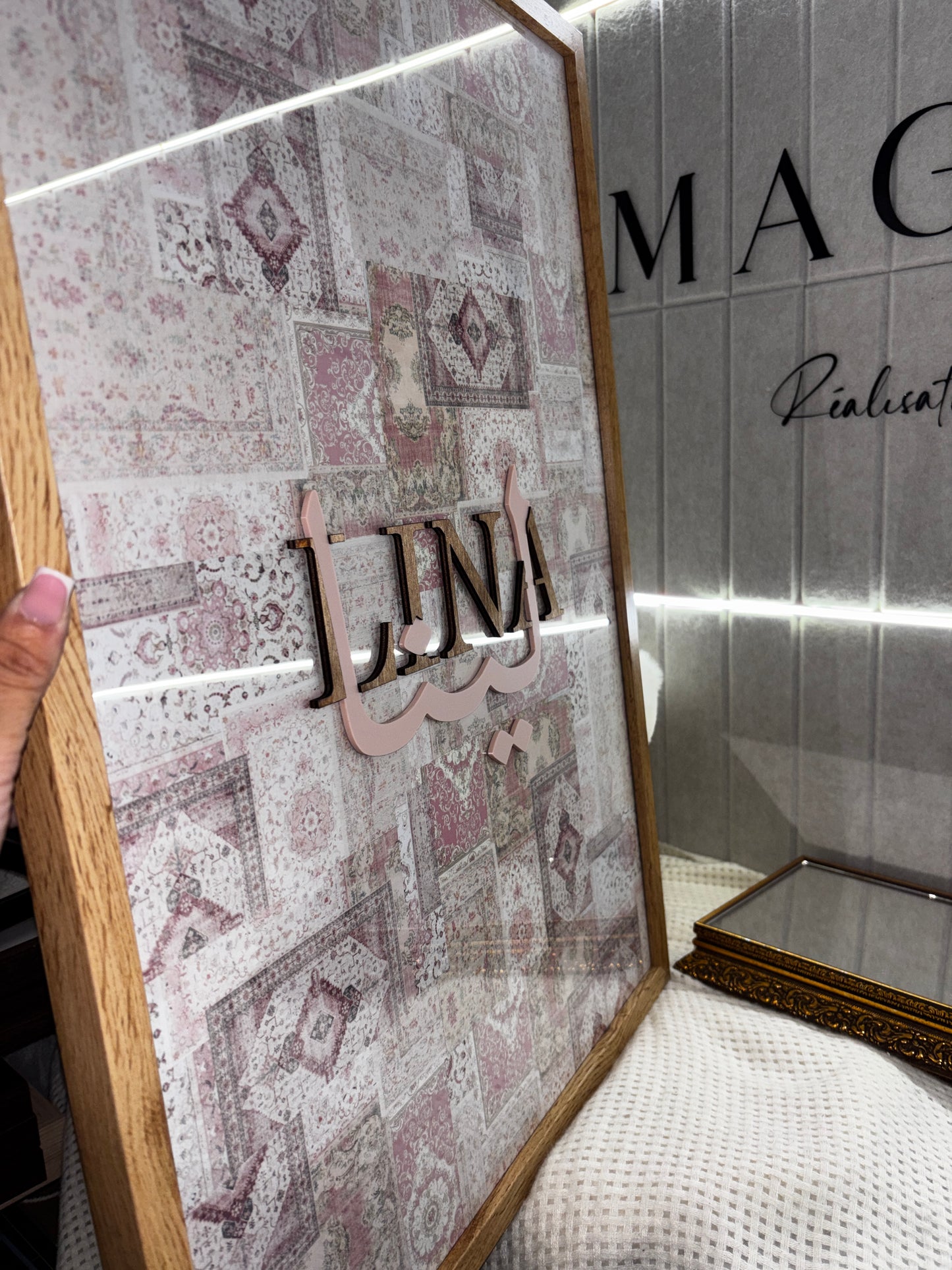 Tableau personnalisé– Décoration murale orientale chic en bois et plexiglas – Motif tapis rose bohème