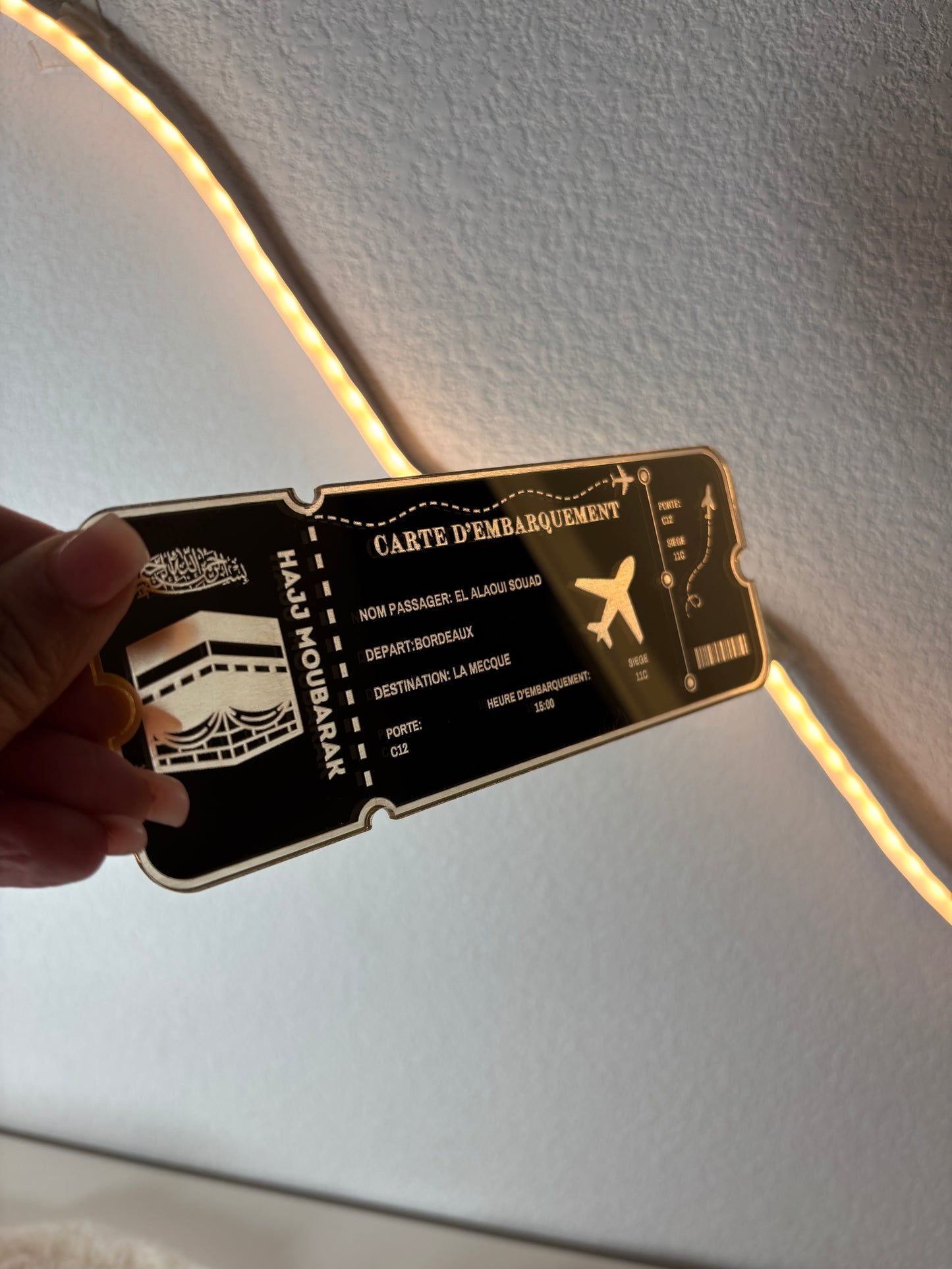 Billet d’Avion Luxe en Plexi Or Gravé – Cadeau Unique pour Omra ou Hajj