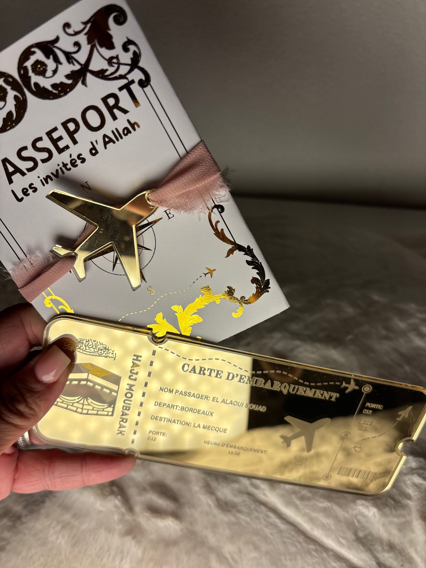 Billet d’Avion Luxe en Plexi Or Gravé – Cadeau Unique pour Omra ou Hajj