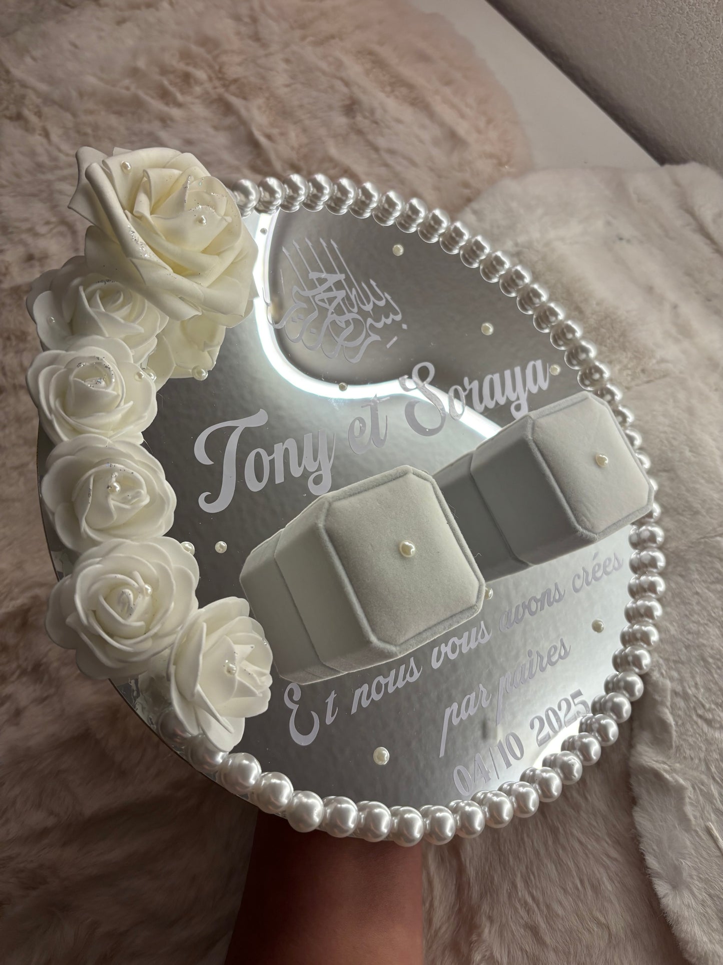 Porte alliance miroir personnalisé | Boîte avec fleurs, perles et inscription – Mariage élégant