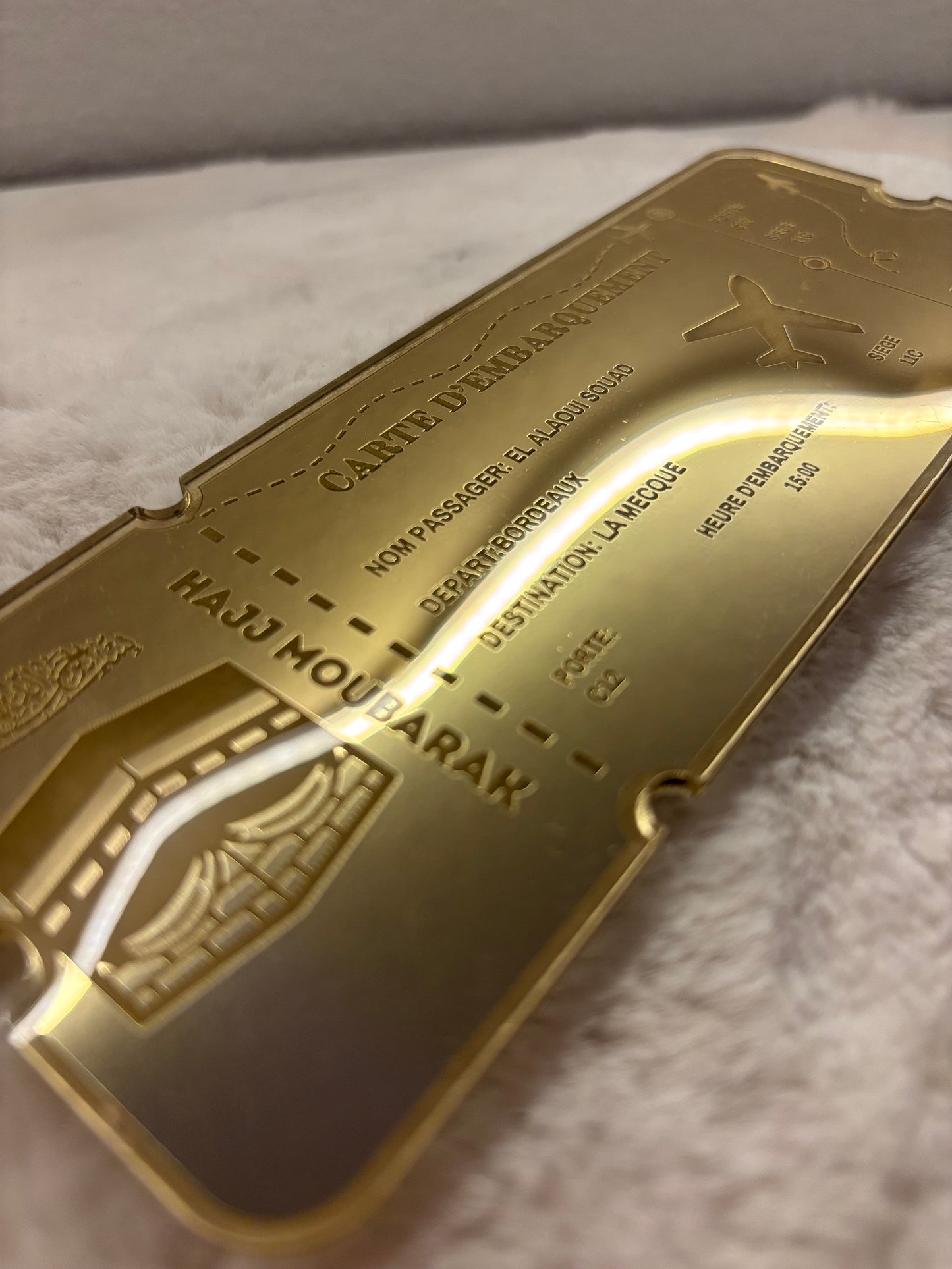 Billet d’Avion Luxe en Plexi Or Gravé – Cadeau Unique pour Omra ou Hajj