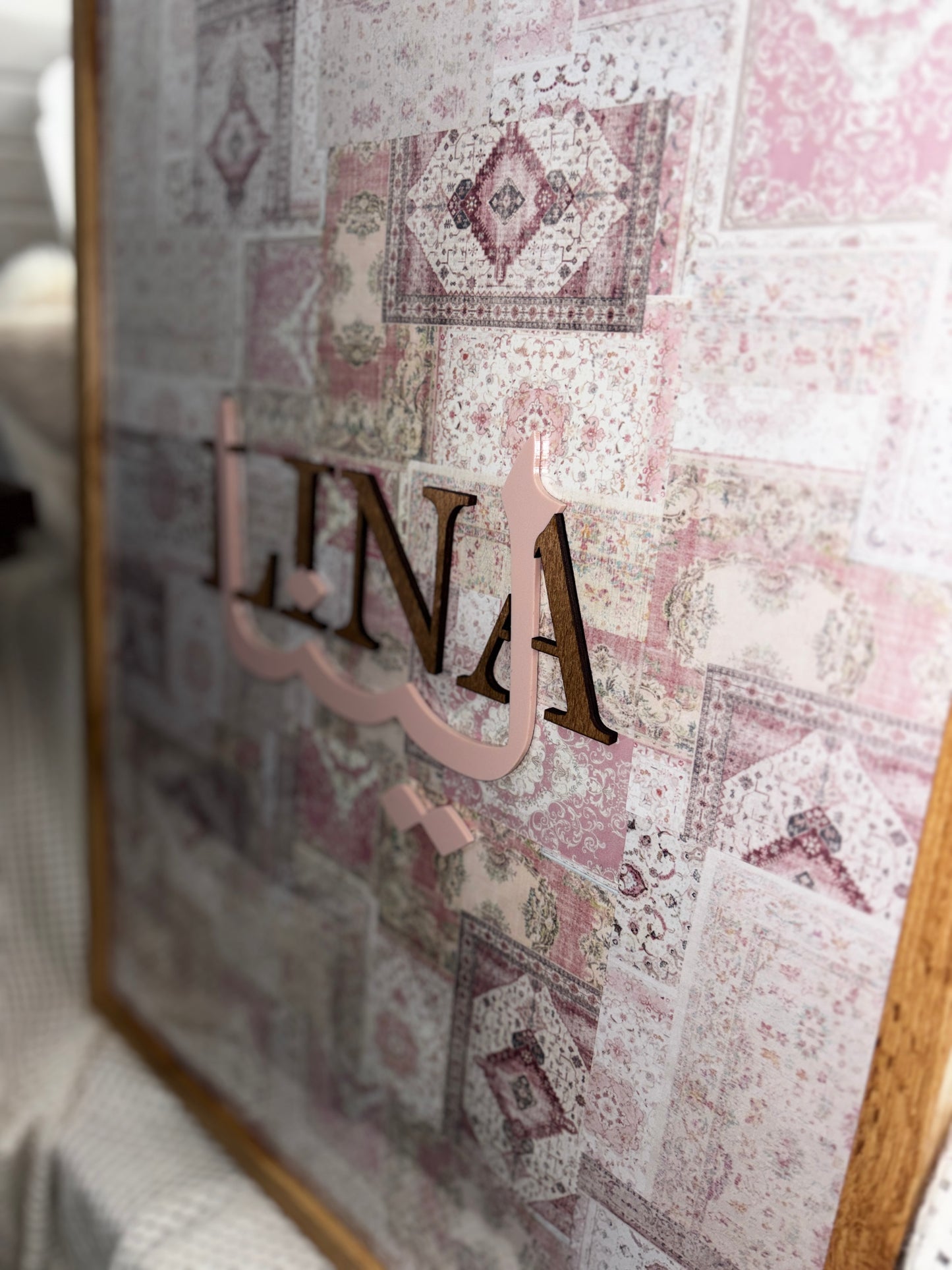 Tableau personnalisé– Décoration murale orientale chic en bois et plexiglas – Motif tapis rose bohème