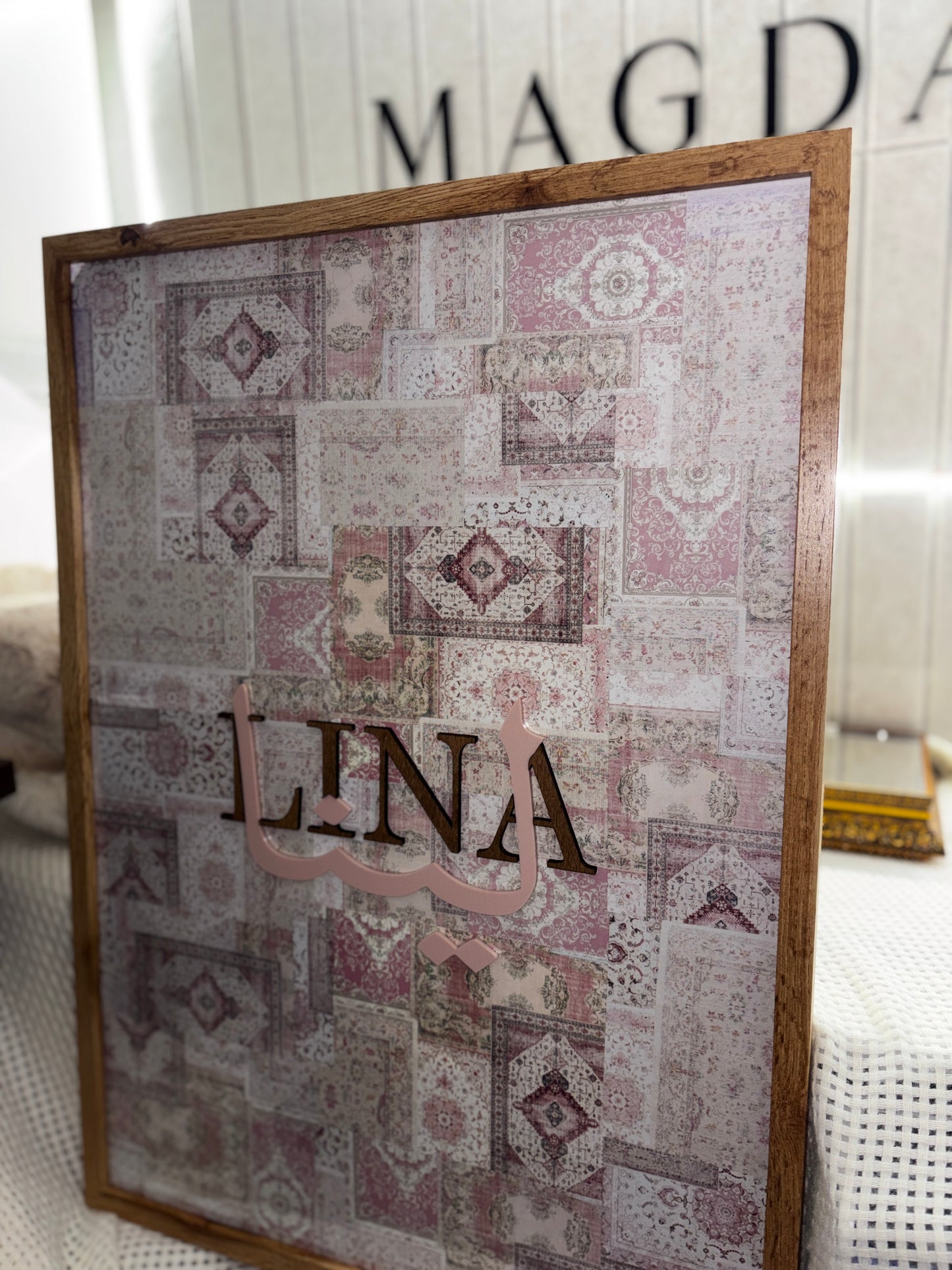 Tableau personnalisé– Décoration murale orientale chic en bois et plexiglas – Motif tapis rose bohème