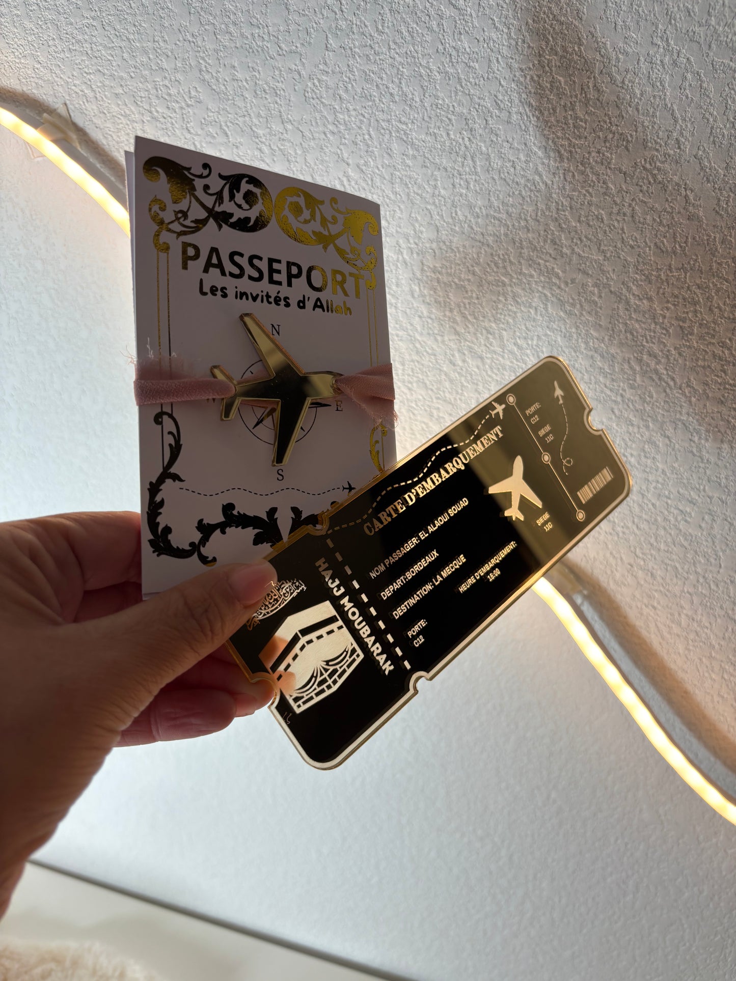Billet d’Avion Luxe en Plexi Or Gravé – Cadeau Unique pour Omra ou Hajj