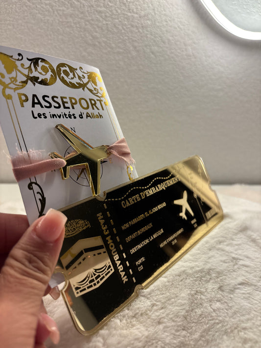 Billet d’Avion Luxe en Plexi Or Gravé – Cadeau Unique pour Omra ou Hajj